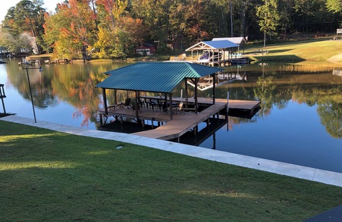 Dadeville Cabin | Waterfront cabin on Lake Martin near restaurants, golf and, AU football