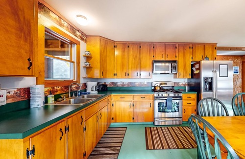 Greenville Cabin | Waterfront cabin w/outdoor firepit, dock, and lake views - dogs welcome