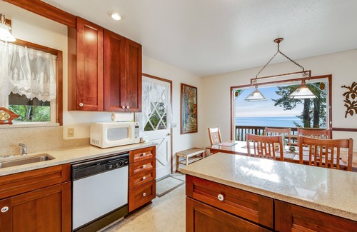 Eastsound Cottage | Waterfront cabin with hot tub, WiFi, deck, & wildlife views - dog-friendly