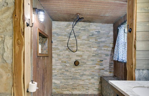 Rocky Ridge House | Waterfront Cabins on Lake Travis - Deep Cove