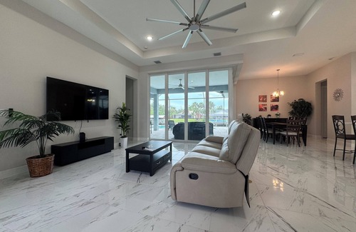 Port Charlotte House | Waterfront Canal House - Port Charlotte with AC and Pool