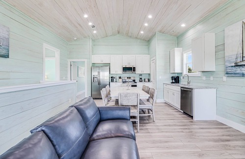 Fulton House | Waterfront,Community Pool, Walk to Bars, Restaurants and Pier