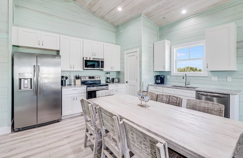 Fulton House | Waterfront,Community Pool, Walk to Bars, Restaurants and Pier
