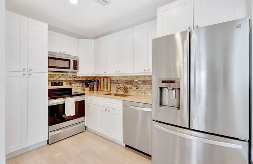 Hendricks and Venice Isles Apartment | Waterfront Condo | Pool | Walk to Las Olas Beach