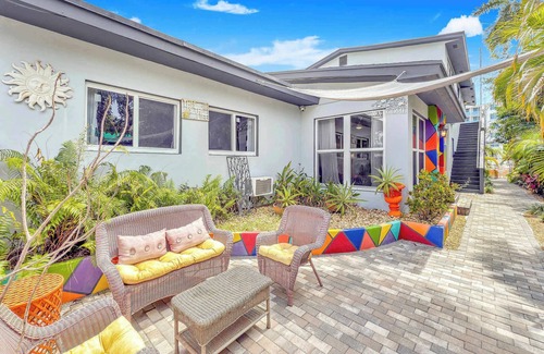 Hendricks and Venice Isles Apartment | Waterfront Condo | Pool | Walk to Las Olas Beach