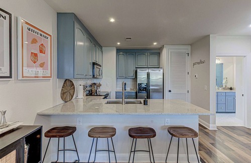 Horseshoe Bay Condo | Waterfront Condo for 4 with Resort Pool & Lake View!