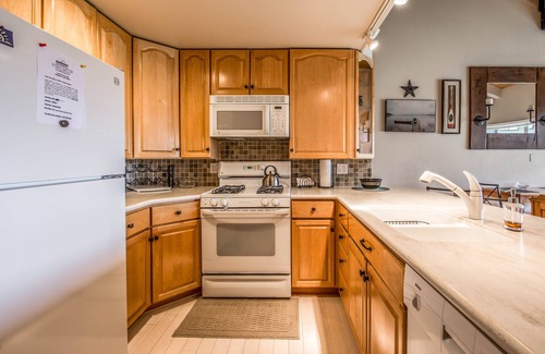 Sandpoint Condo | Waterfront condo w/a boat slip, shared pool, & sports courts