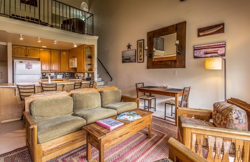 Sandpoint Condo | Waterfront condo w/a boat slip, shared pool, & sports courts
