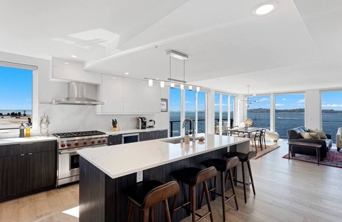 Alki Condo | Waterfront condo w/city & mountain views!