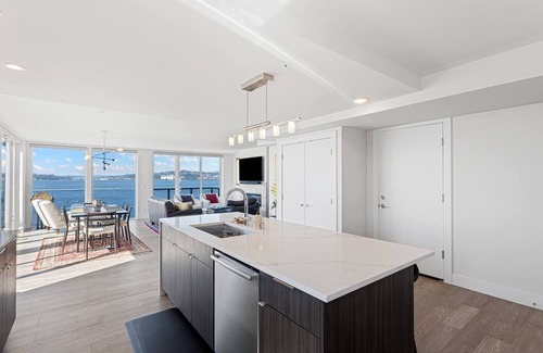 Alki Condo | Waterfront condo w/city & mountain views!