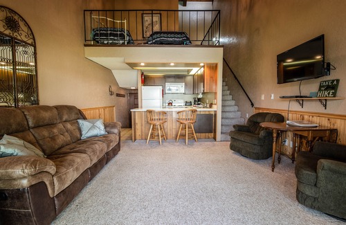 Sandpoint Condo | Waterfront condo w/complimentary boat slip, shared pool, & sports courts