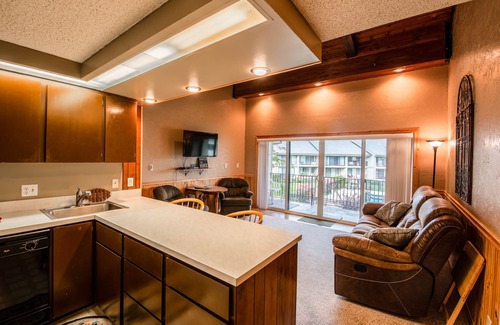 Sandpoint Condo | Waterfront condo w/complimentary boat slip, shared pool, & sports courts