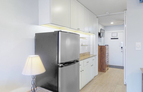 North Shore Condo | Waterfront condo with lake-view deck, tennis court & pool - dog-friendly