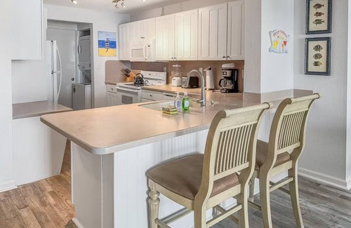 White Street Gallery District Condo | Waterfront Condo with FREE Slip & Pool 2B/2B in Key West with AC