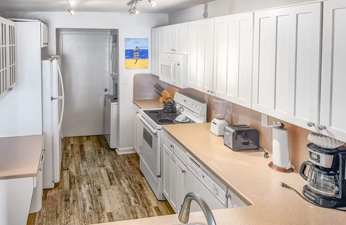White Street Gallery District Condo | Waterfront Condo with FREE Slip & Pool 2B/2B in Key West with AC