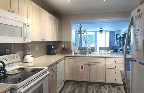 White Street Gallery District Condo | Waterfront Condo with FREE Slip & Pool 2B/2B in Key West with AC