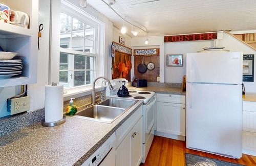 Spruce Head Cottage | Waterfront cottage on Spruce Head Island with dock, beach access, and large yard