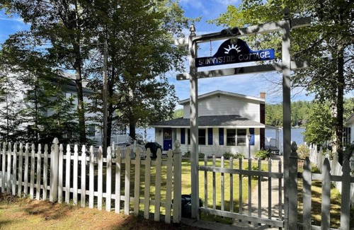 Mount Sunapee House | Waterfront Cottage and Ski Getaway