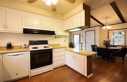 Freeland House | Waterfront cottage - Free Wi-Fi - fully fenced backyard