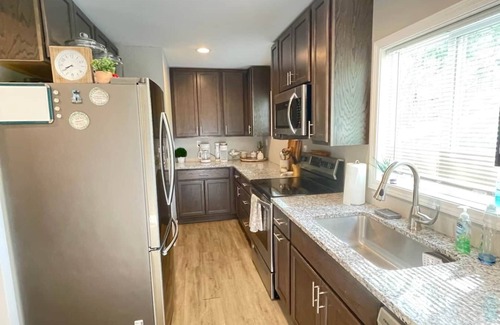 Wilson House | Waterfront cottage off Lake Ontario, fits 10, *PRIVATE DOCK*