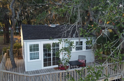 Girvin House | Waterfront Cottage * Deep Water Dock * Fishing * Spectacular Sunrises