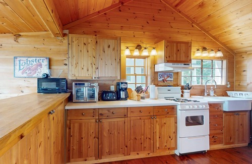 Freeport Cottage | Waterfront Cottage w/Fireplace & Deck - Minutes to Downtown