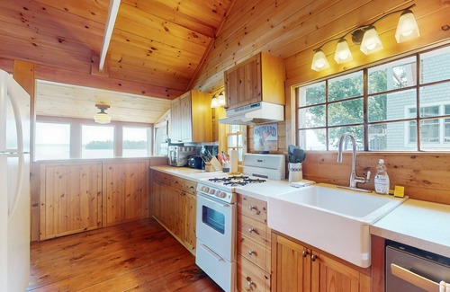 Freeport Cottage | Waterfront Cottage w/Fireplace & Deck - Minutes to Downtown