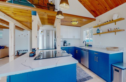 Hoodsport House | Waterfront cottage with furnished deck, full kitchen and amazing views