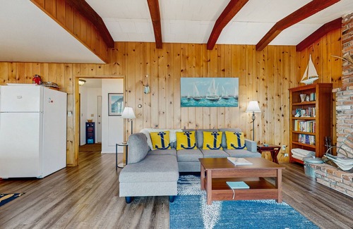 Birch Bay Cottage | Waterfront cottage with bay views, patio, grill & washer/dryer
