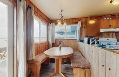Birch Bay Cottage | Waterfront cottage with bay views, patio, grill & washer/dryer