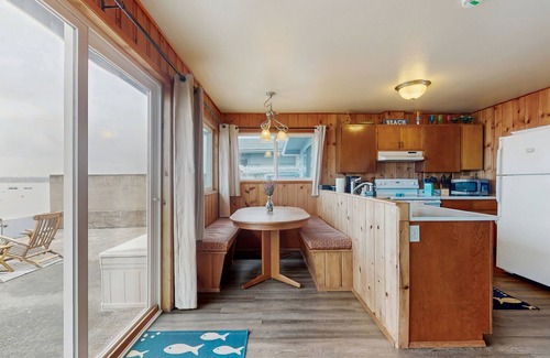 Birch Bay Cottage | Waterfront cottage with bay views, patio, grill & washer/dryer
