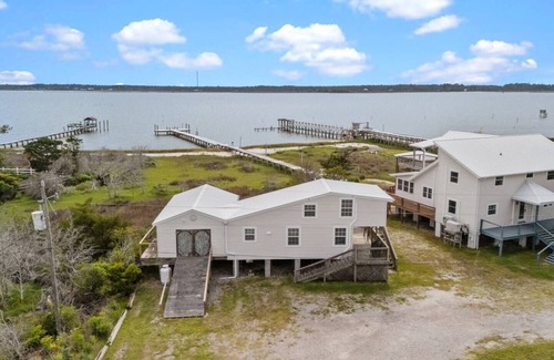 Sealevel House | Waterfront+Dock+Kayaks+PingPong