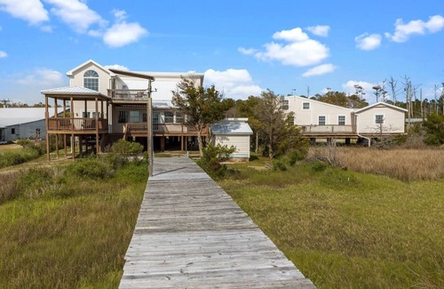 Sealevel House | Waterfront+Dock+Kayaks+PingPong