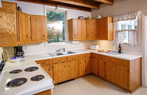 Idlewild Cottage | Waterfront, Dog Friendly home near Sherwood Point Lighthouse