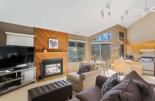Fontana Condo | Waterfront |Duck Pond Getaway at Abbey Springs |Golf Cart |Pools |Clubhouse |Fitness Center