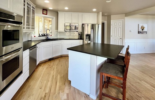 Orondo House | Waterfront Escape: Pet-Friendly, Hot Tub, Family Reunions, 10 Mins to Chelan Fun