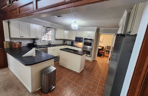 Olive Branch House | Waterfront Estate –Spacious 10-Sleeping Area Retreat on Private Lake