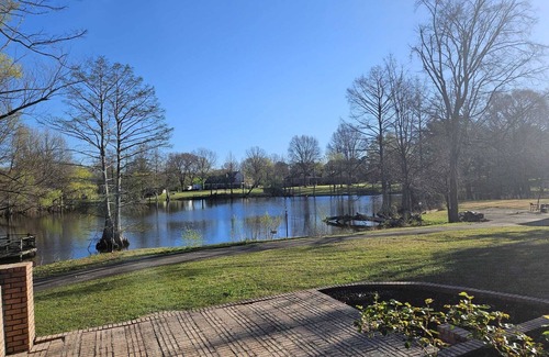 Olive Branch House | Waterfront Estate – 10-Sleeping Area Retreat on Private Lake