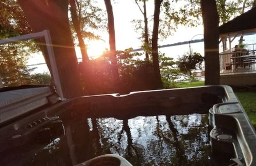 Picton Cottage | Waterfront Executive Retreat with a Hot Tub