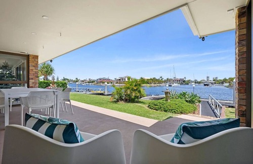 Runaway Bay House | Waterfront Family Home - Runaway Bay