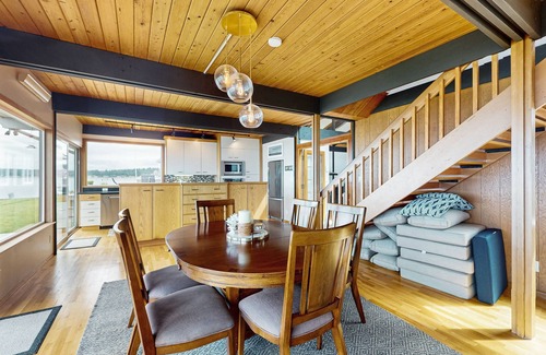 Freeland House | Waterfront family home with sandy beach and sunset views