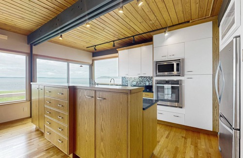 Freeland House | Waterfront family home with sandy beach and sunset views