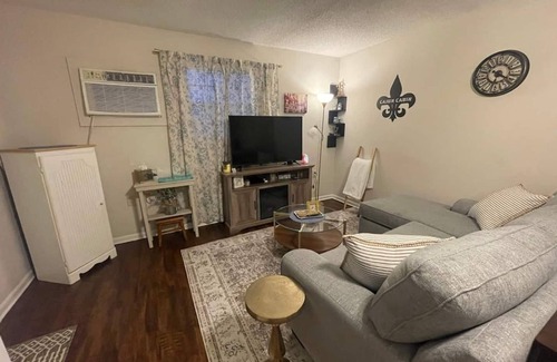 Lake Charles House | Waterfront | Fast WiFi | 35 Miles to Cameron LNG | Perfect for Plant Workers|Peaceful Bayou Cabin