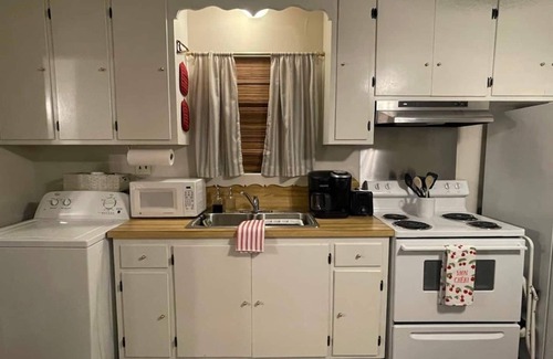 Lake Charles House | Waterfront | Fast WiFi | 35 Miles to Cameron LNG | Perfect for Plant Workers|Peaceful Bayou Cabin