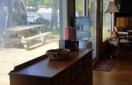 Picton Cottage | WATERFRONT, FREE PONTOON CRUISE WITH WEEKLY RENTAL