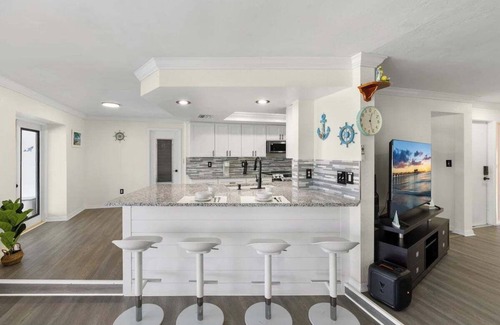 Caloosahatchee House | Waterfront Fun with Heated Pool, Dock & Outdoor Kitchen - Villa Sunshine - Roelens