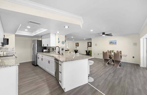 Caloosahatchee House | Waterfront Fun with Heated Pool, Dock & Outdoor Kitchen - Villa Sunshine - Roelens