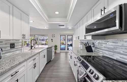 Caloosahatchee House | Waterfront Fun with Heated Pool, Dock & Outdoor Kitchen - Villa Sunshine - Roelens