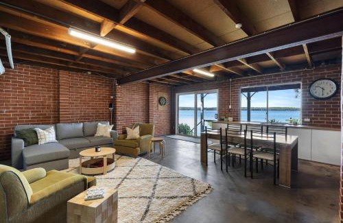 Sunshine House | Waterfront Games Room,Jetty Access & Views