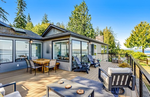 Langley Cottage | Waterfront gem w/ocean view, large deck, yard, beach access, WiFi - dog-friendly